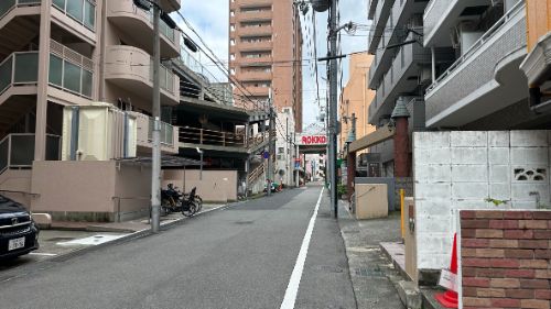 神戸市灘区森後町の中高層マンションが建ち並ぶ通り