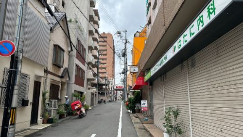 神戸市灘区森後町の医院や商店が並ぶ通り