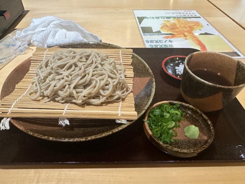 神戸北野のそば処河内屋の十割そば、すだれ盛りのそばとねぎとわさび入りのつゆ、塩