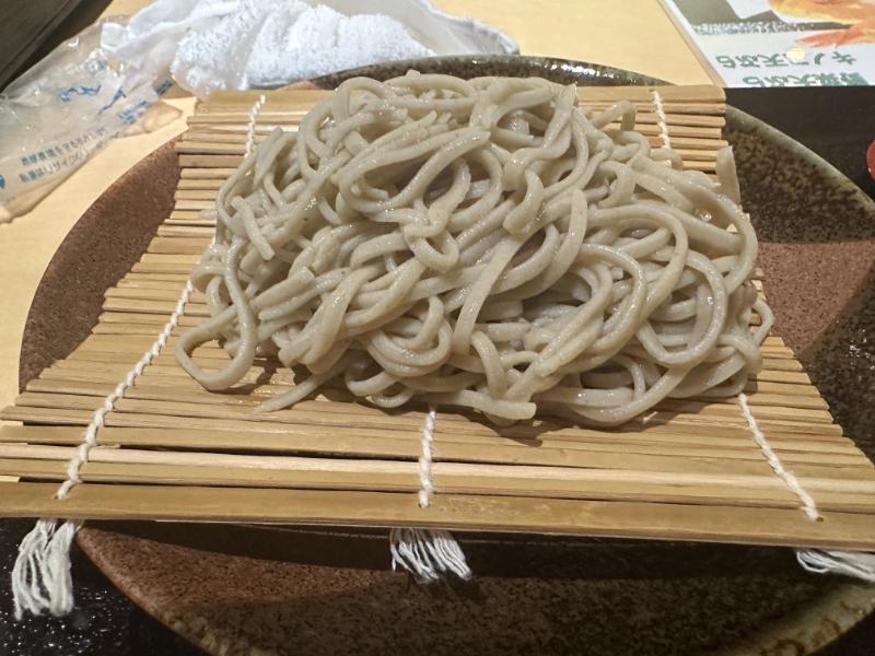 そば処河内屋の手打ち十割そば、すだれにこんもり盛られたツヤのあるそばのアップ