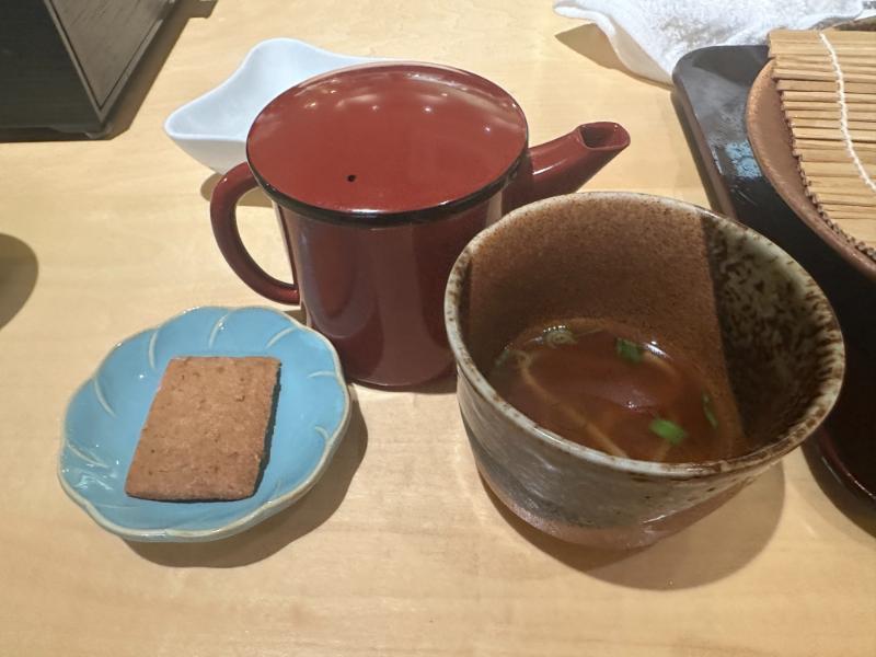 とクッキー 河内屋の食後のそば湯と湯桶、サービスのそば粉と黒糖のクッキー