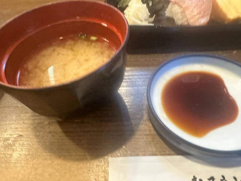 ふさ鮨の味噌汁と醤油皿